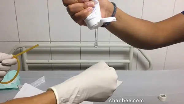 医学临床男女导尿管安插教程-0007