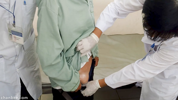 医生导师让女学员体验临床检查男性腹股疝-0002
