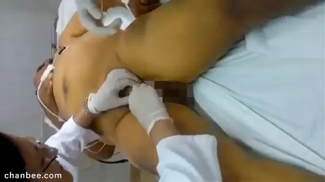 手术前医生给胖叔安插导尿管