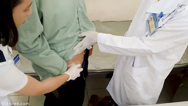医生导师让女学员体验临床检查男性腹股疝-0007