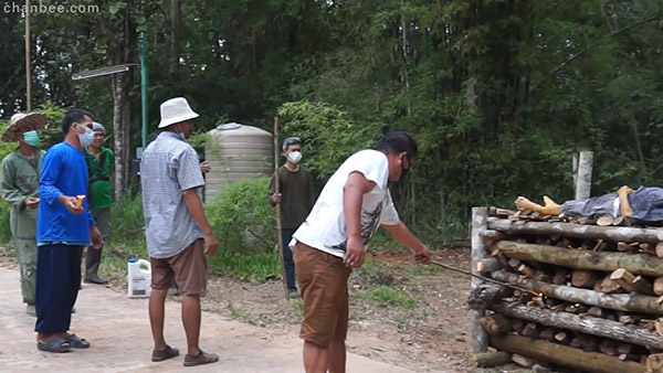 慎入！泰国某地方习俗天然木材给逝者火葬全过程_08