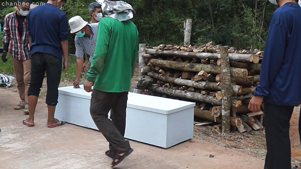 慎入！泰国某地方习俗天然木材给逝者火葬全过程_02