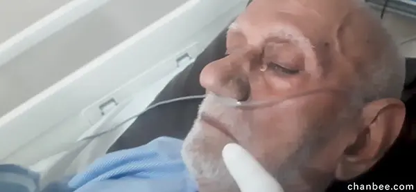 护士给老伯更换尿套为导尿管