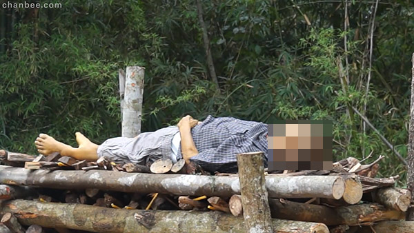 慎入！泰国某地方习俗天然木材给逝者火葬全过程_05