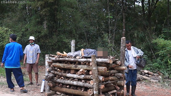 慎入！泰国某地方习俗天然木材给逝者火葬全过程_06