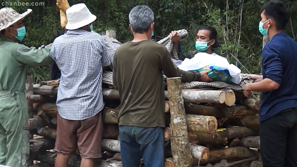 慎入！泰国某地方习俗天然木材给逝者火葬全过程