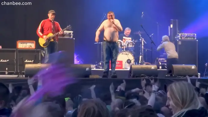 演唱会主唱和粉丝疯狂互动-0002