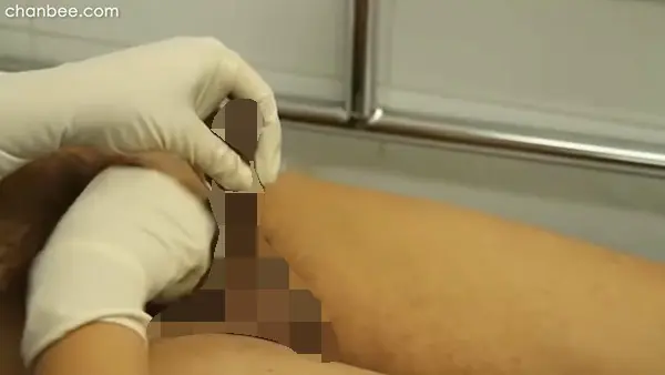 值班女护士给老叔安插导尿管-0005