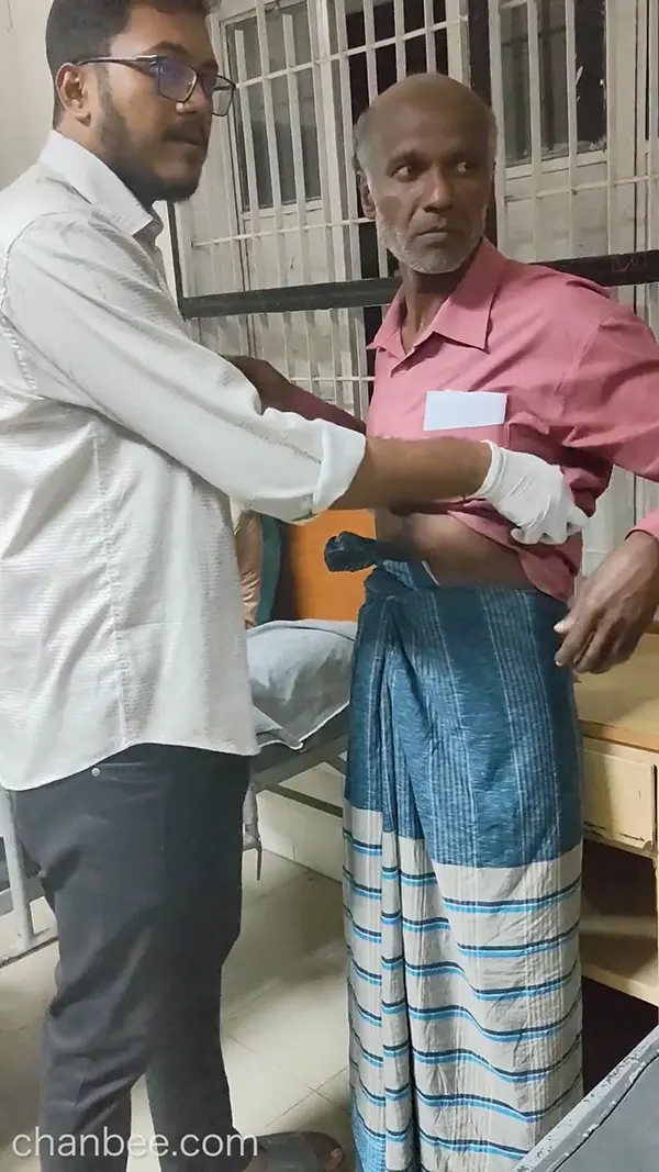 老叔让外科医生检查是否有疝气