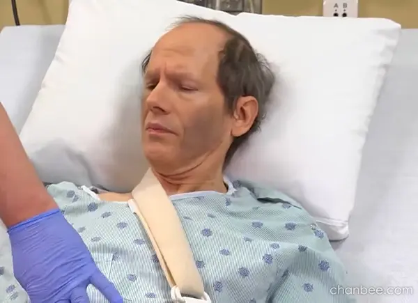 男护士给男病友接尿示范
