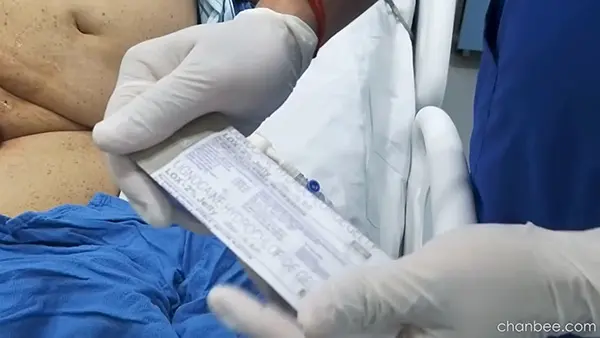 老年男性导尿管安插临床示范