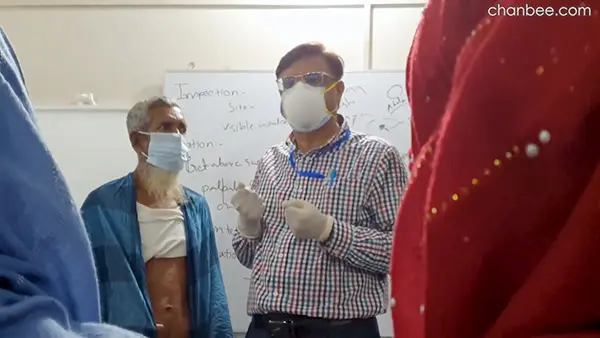 导师在给学生讲解男性老年人疝气