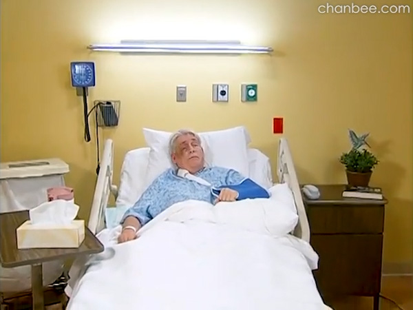 男护士给病床老伯排尿和清洗阴部