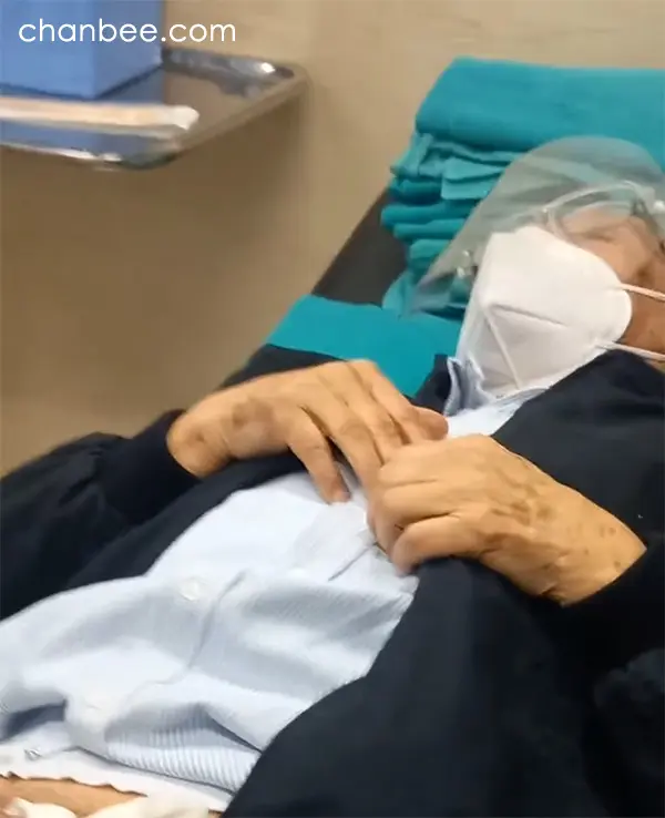护士长给学员展示给老年男性插导尿管