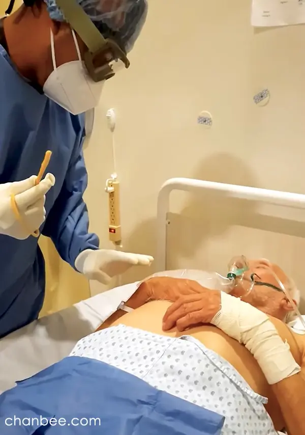男护士学习给病床老年男性插导尿管