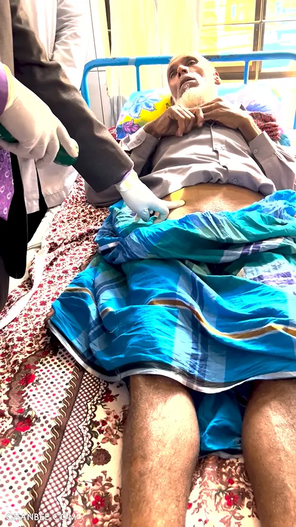 外科医生给瘦老伯检查腹股沟状况