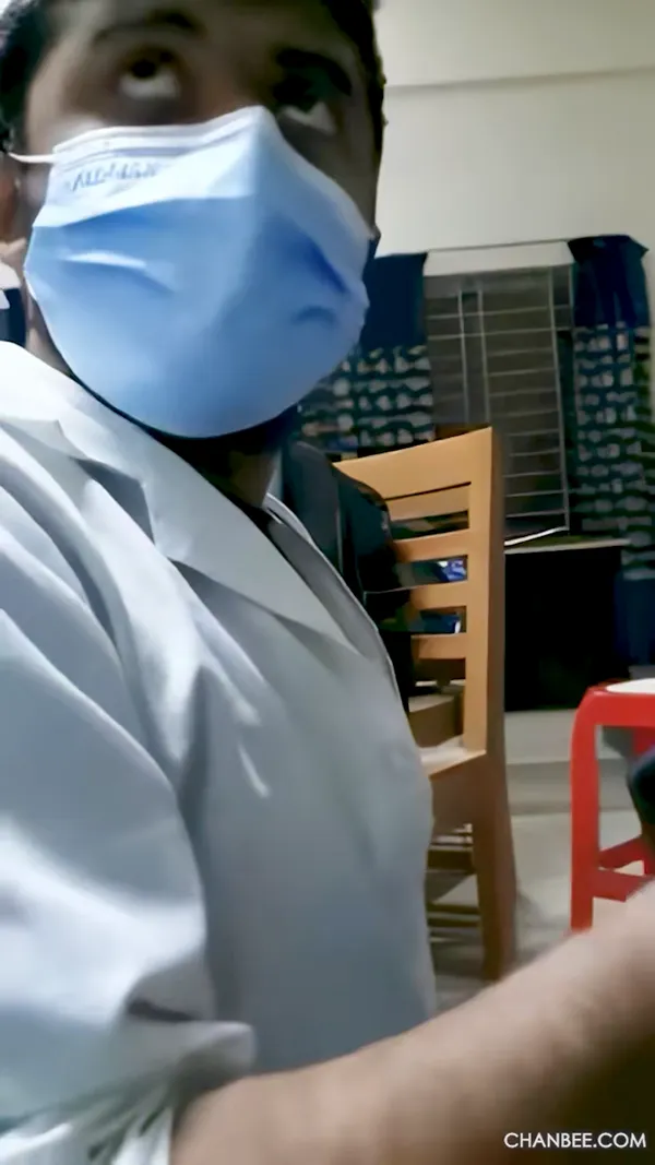 外科医生给男性阴囊做鞘膜积液检查